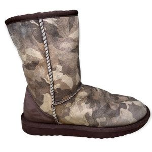 UGG Classic Short Boots Camo Leather Sheepskin Lining Women’s Size 6